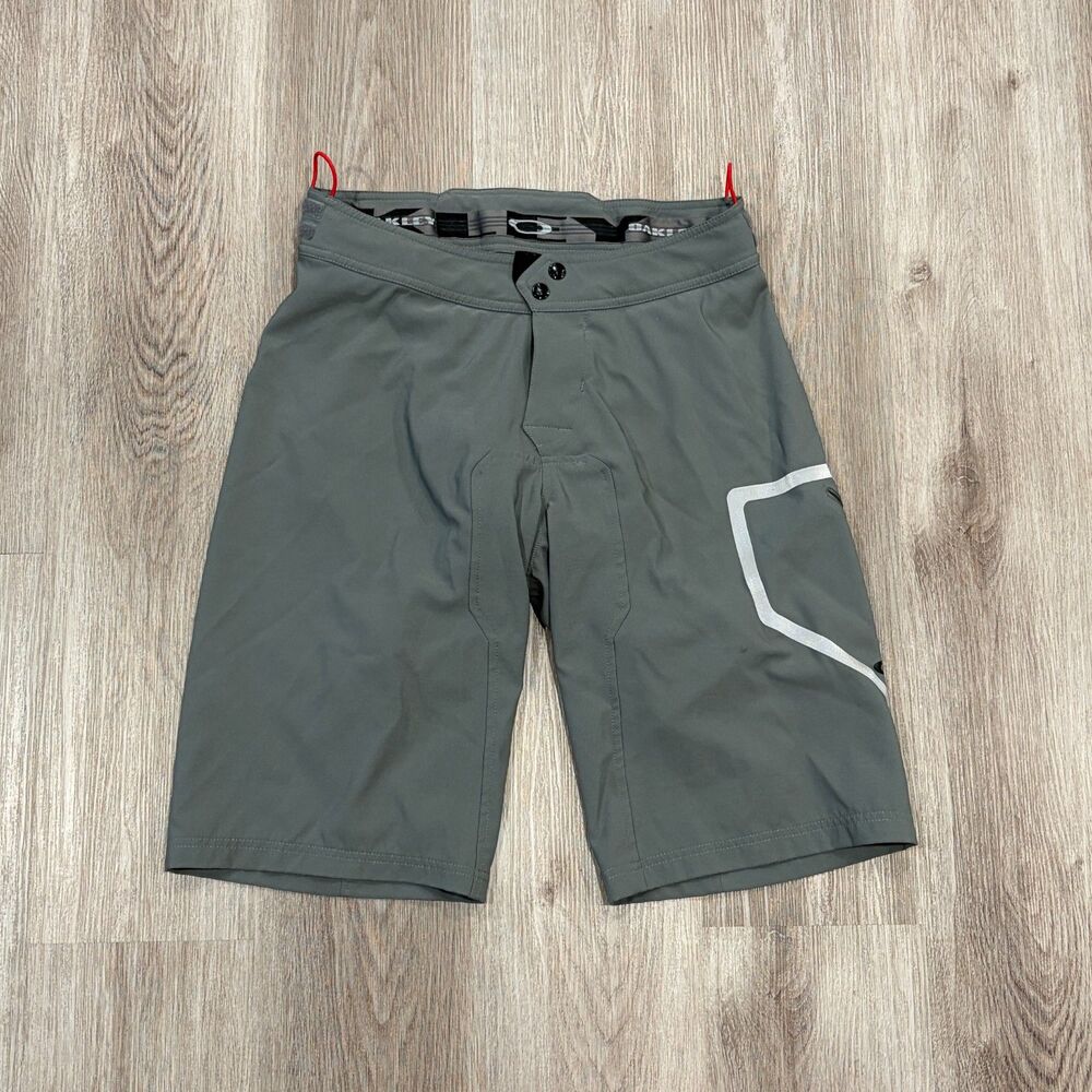 Vintage Y2K Oakley Baggy MTB Shorts Men’s 30 Gray Padded Reflective Cargo Tech